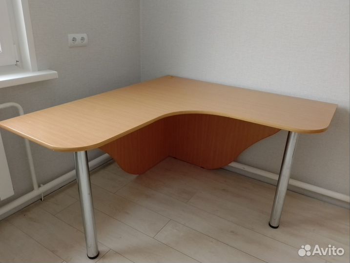 Угловой письменный стол для двоих