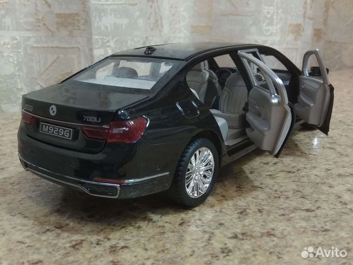 Лимузин BMW в масштабе 1,24 длина 21 см