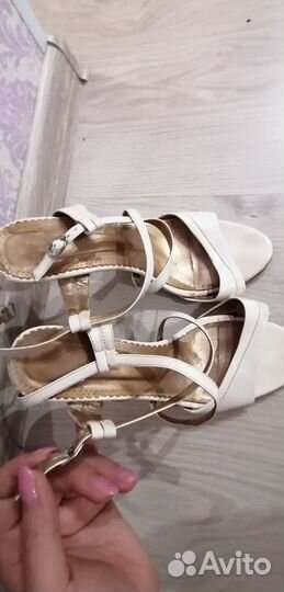 Босоножки белые