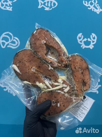 Стейк Кижуч с сыром, шампиньонами и томатами