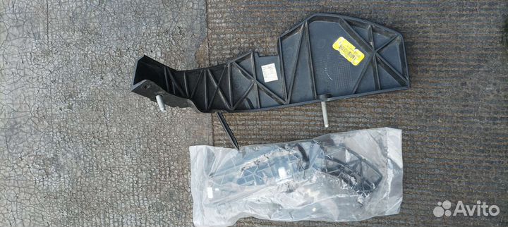 Кронштейн переднего бампера Dodge Challenger