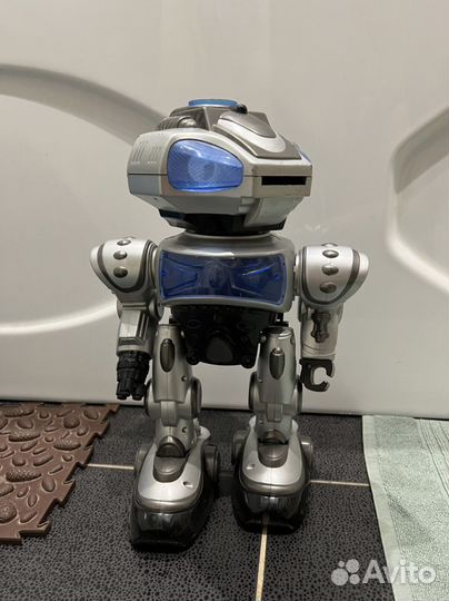 Робот игрушечный