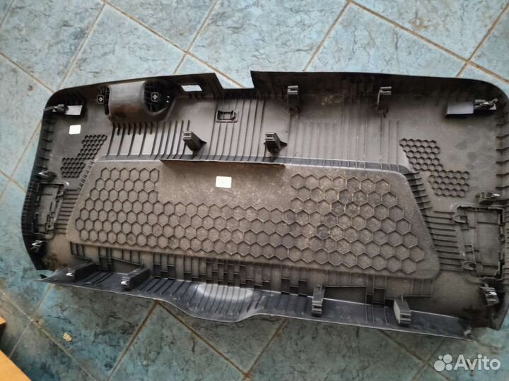Обшивка крышки багажника volkswagen teramont 1