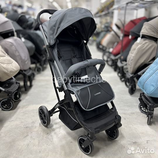 Прогулочная коляска серая