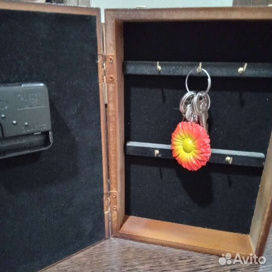 Ключница настенная с часами