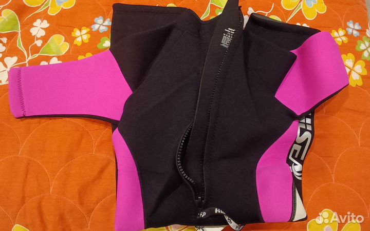 Женский гидрокостюм с короткими рукавами