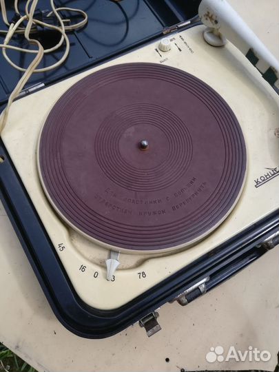 Винтажный проигрыватель 
