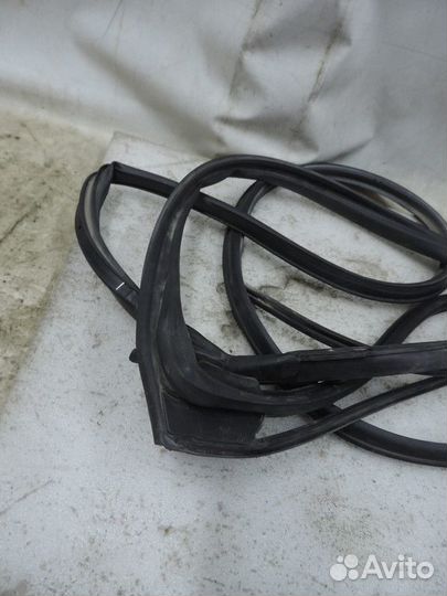 Уплотнитель двери задний правый Subaru Outback 200