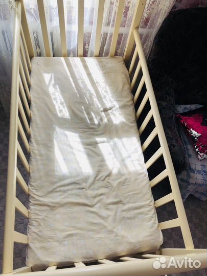 Детская кроватка с маятником и ящиком