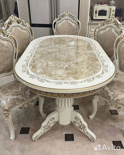 Стол обеденный. В наличии