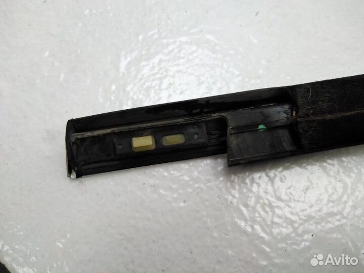 Уплотнитель стекла (хром) передний левый Ford