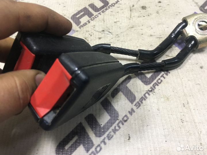 Ответная часть заднего ремня без. Фольксваген Бора