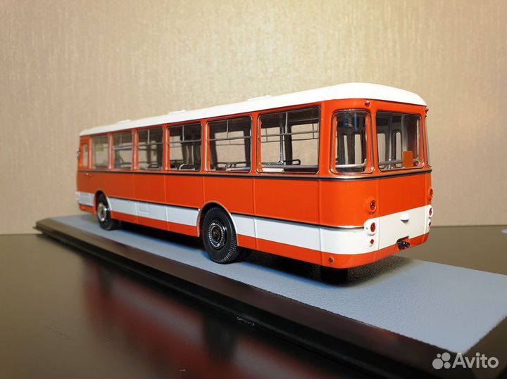 Лиаз 677 Э Экспортный. Красный-белая полоса кб