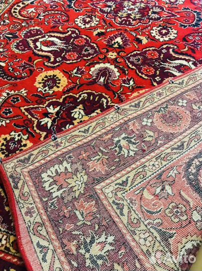 Ковер 1985 шерстяной весел на стене