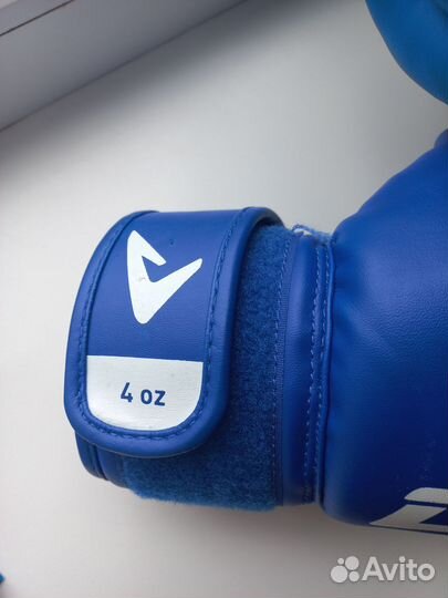 Боксерские перчатки и шлем