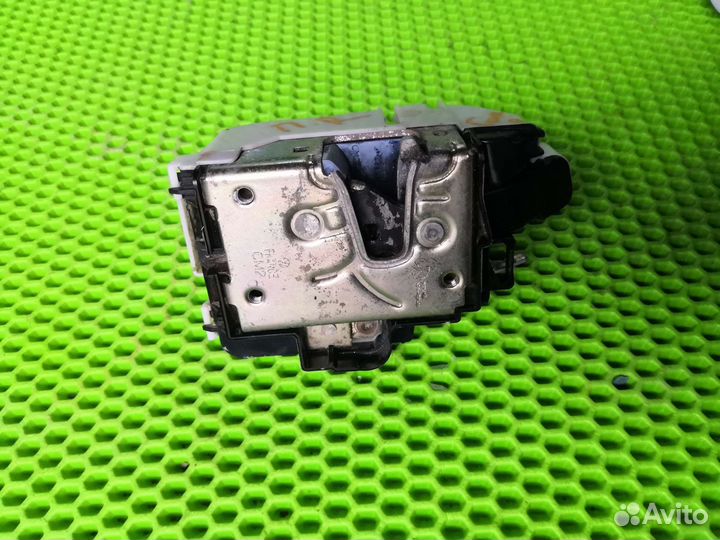 Замок двери передней правой Фольксваген Гольф 3