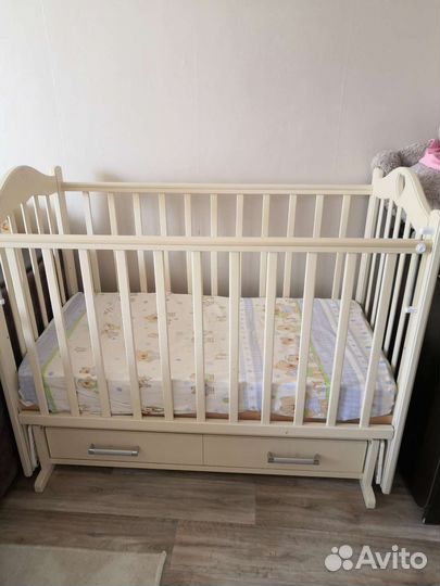 Детская кроватка с маятником и ящиком