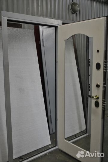 Дверь из металла с зеркалом и панелью мдф