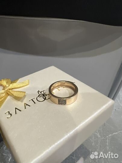 Кольцо с бриллиантом