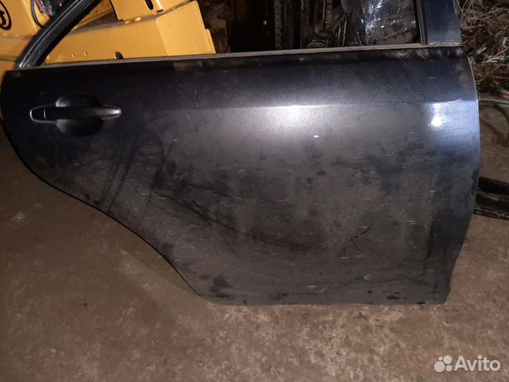 Задняя правая дверь камри 40
