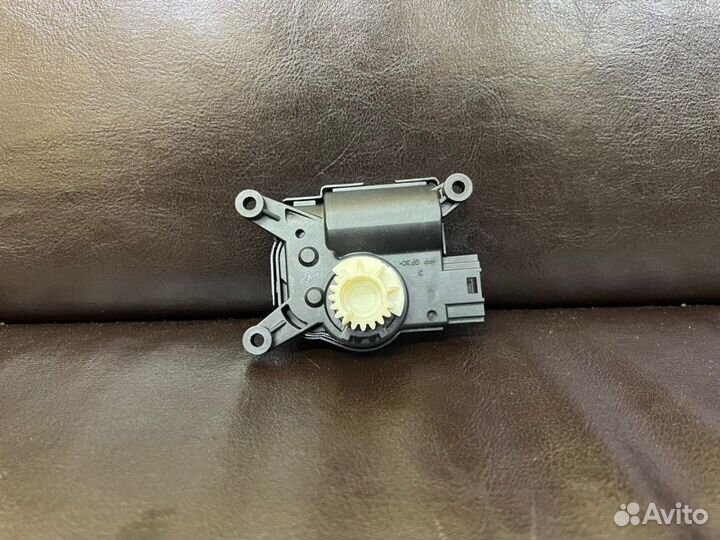 Моторчик заслонки отопителя бу Skoda Octavia A7
