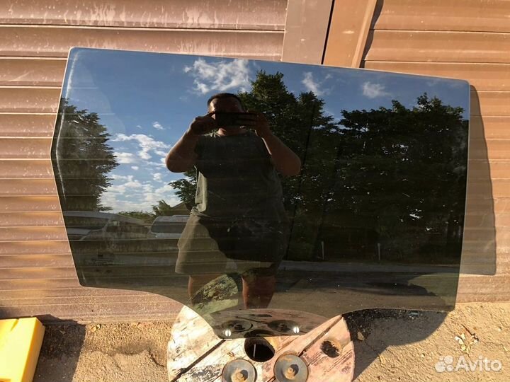 Стекло заднее правое (черное) SsangYong Rexton 2