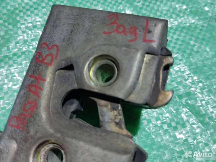 Замок двери задний левый Volkswagen Passat B3