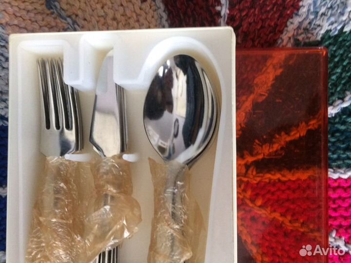 Набор столовых приборов-ложки,вилки,ножи
