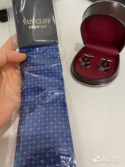 Запонки и галстук van cliff