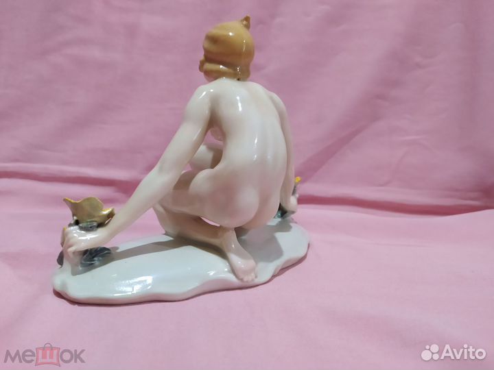 Фарфоровая статуэтка 