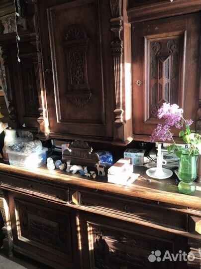 Старинный антикварный шкаф буфет
