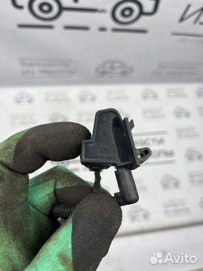 Форсунка омывателя стекла audi A4 B5. с обогревом