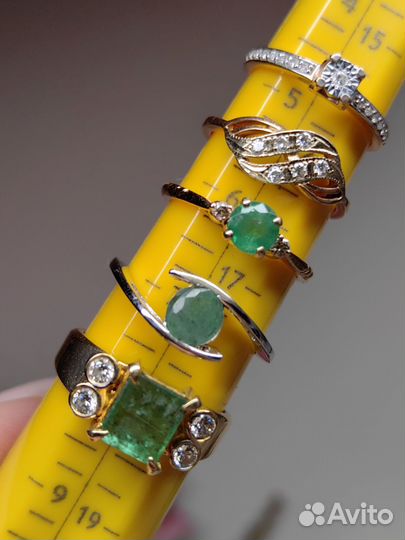 Золотое кольцо с бриллиантами и изумрудом