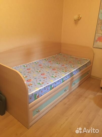 Кровать односпальная с ящиками и матрасом