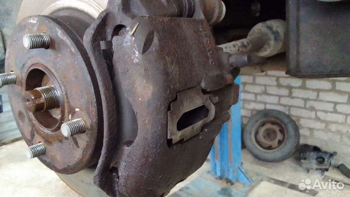 Суппорт передний правый Форд Эскорт