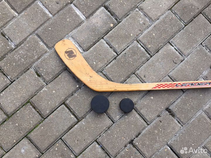 Клюшка хоккейная Norway Leader L и шайбы