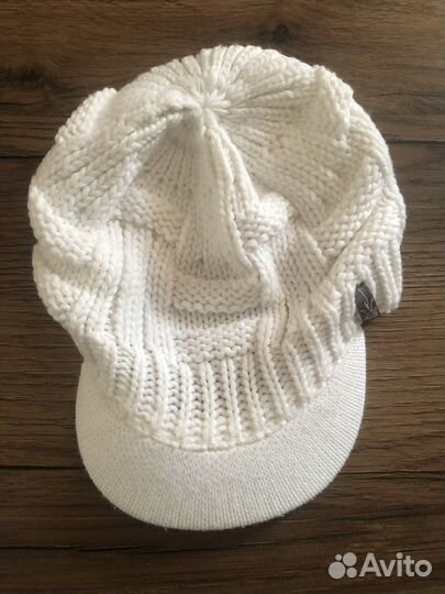 Шапка вязаная с козырьком