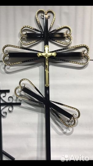 Кресты столы на кладбище