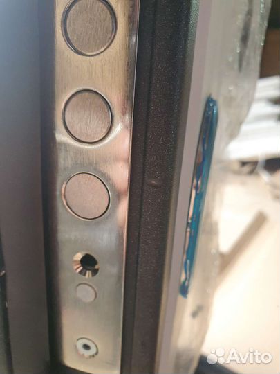 Входная дверь с дефектом