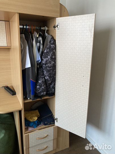 Кровать двухьярусная детская со столом