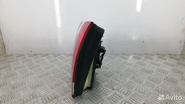 Фонарь крышки багажника правый Volkswagen Touareg