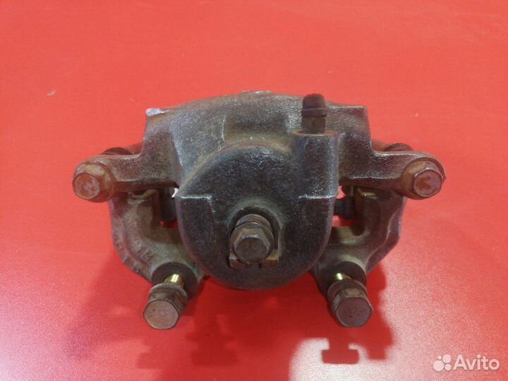 Суппорт передний правый Nissan Bluebird EU14