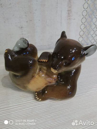 Фарфоровые статуэтка резвящийся медвежонок
