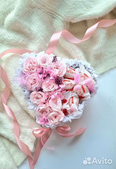 Композиция с конфетами рафаэлло и цветами