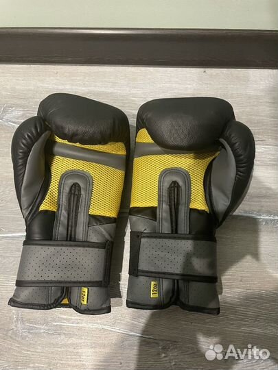 Боксерские перчатки everlast pro leather strap