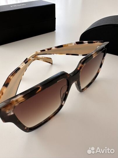 Солнечные очки Prada