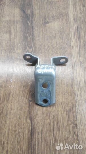 Петля двери задняя левая Toyota Avensis T250 седан