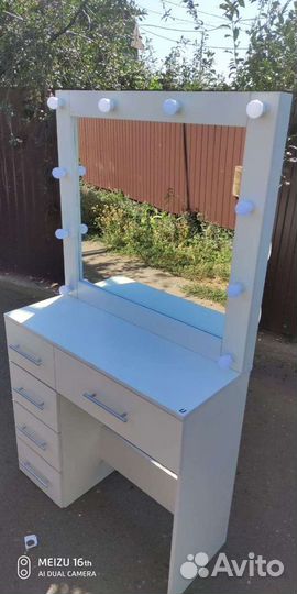 Туалетный столик с зеркалом и подсветкой