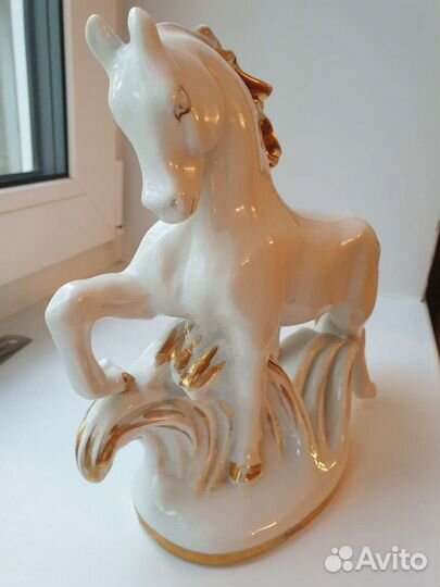 Фарфоровая статуэтка 