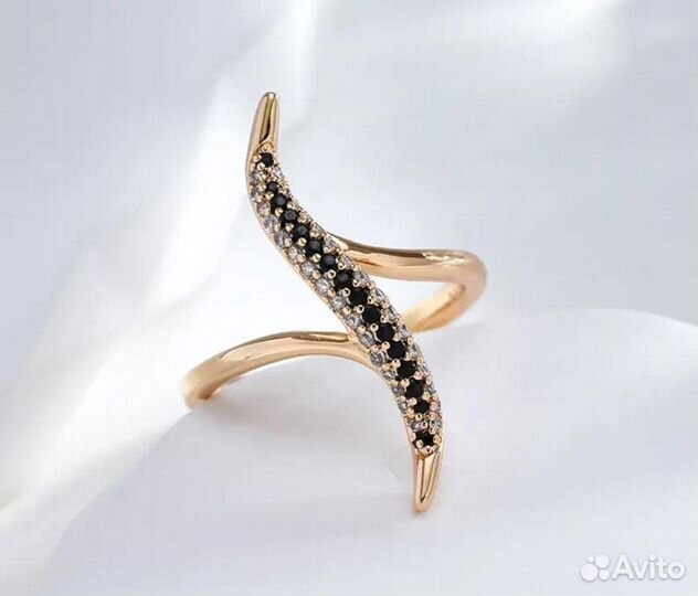 Кольцо с белыми и чёрными цирконами
